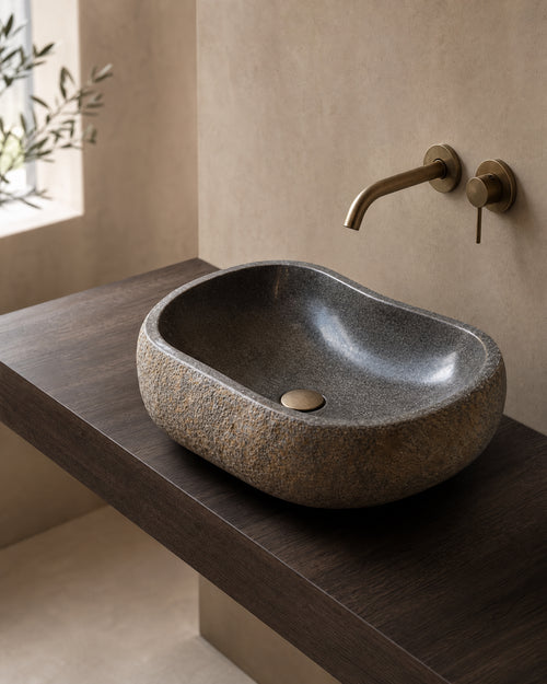 Lavabo Basalto Botánico de GRADO PÉTREO instalado en un baño moderno