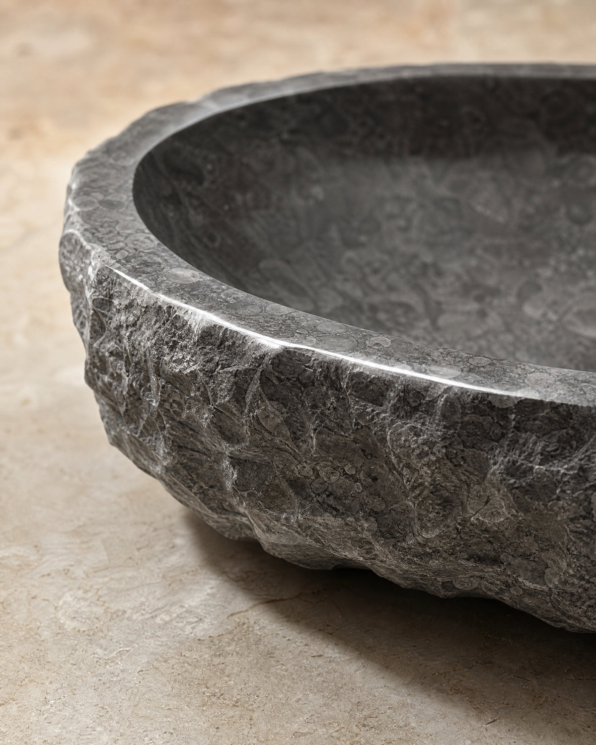 Lavabo Nerón — detalle de borde tallado ovalado